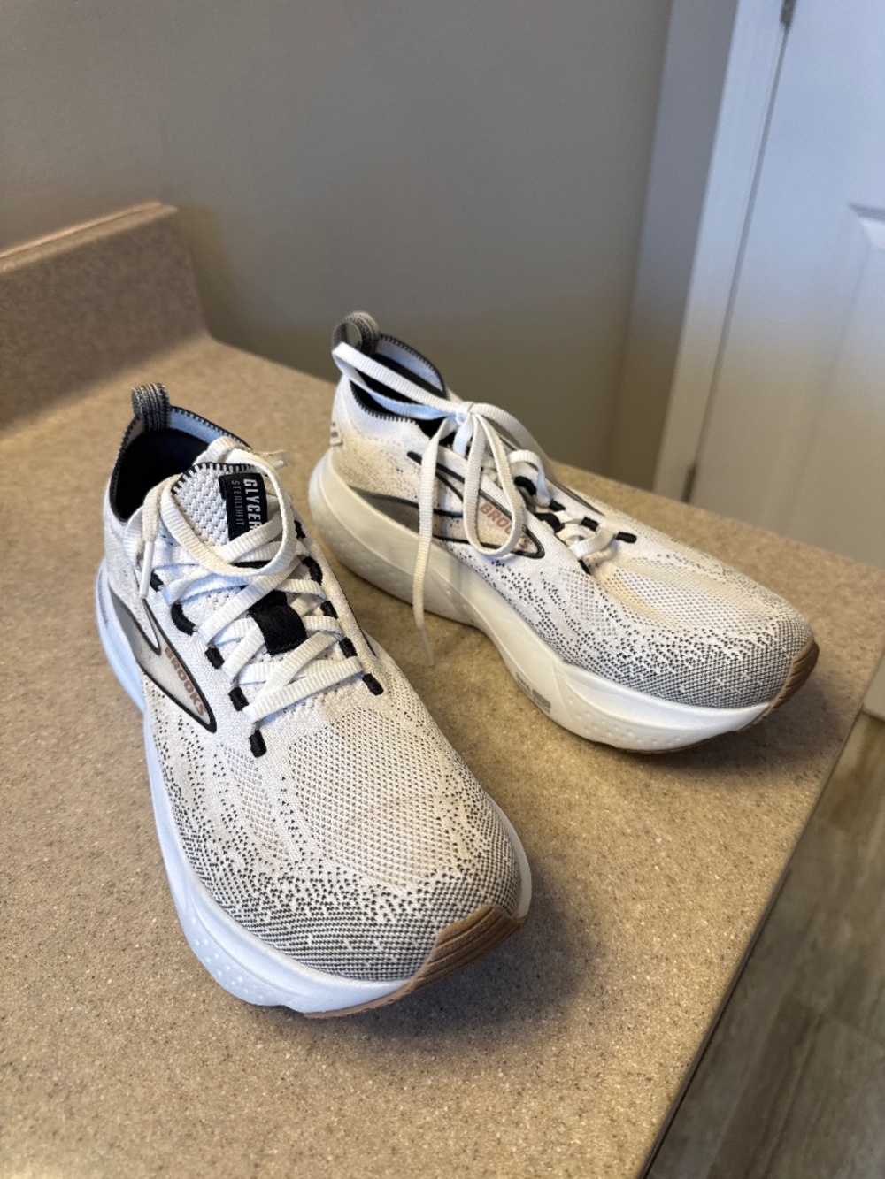 Brooks Women’s Glycerin stealthfit 21 size 8.5